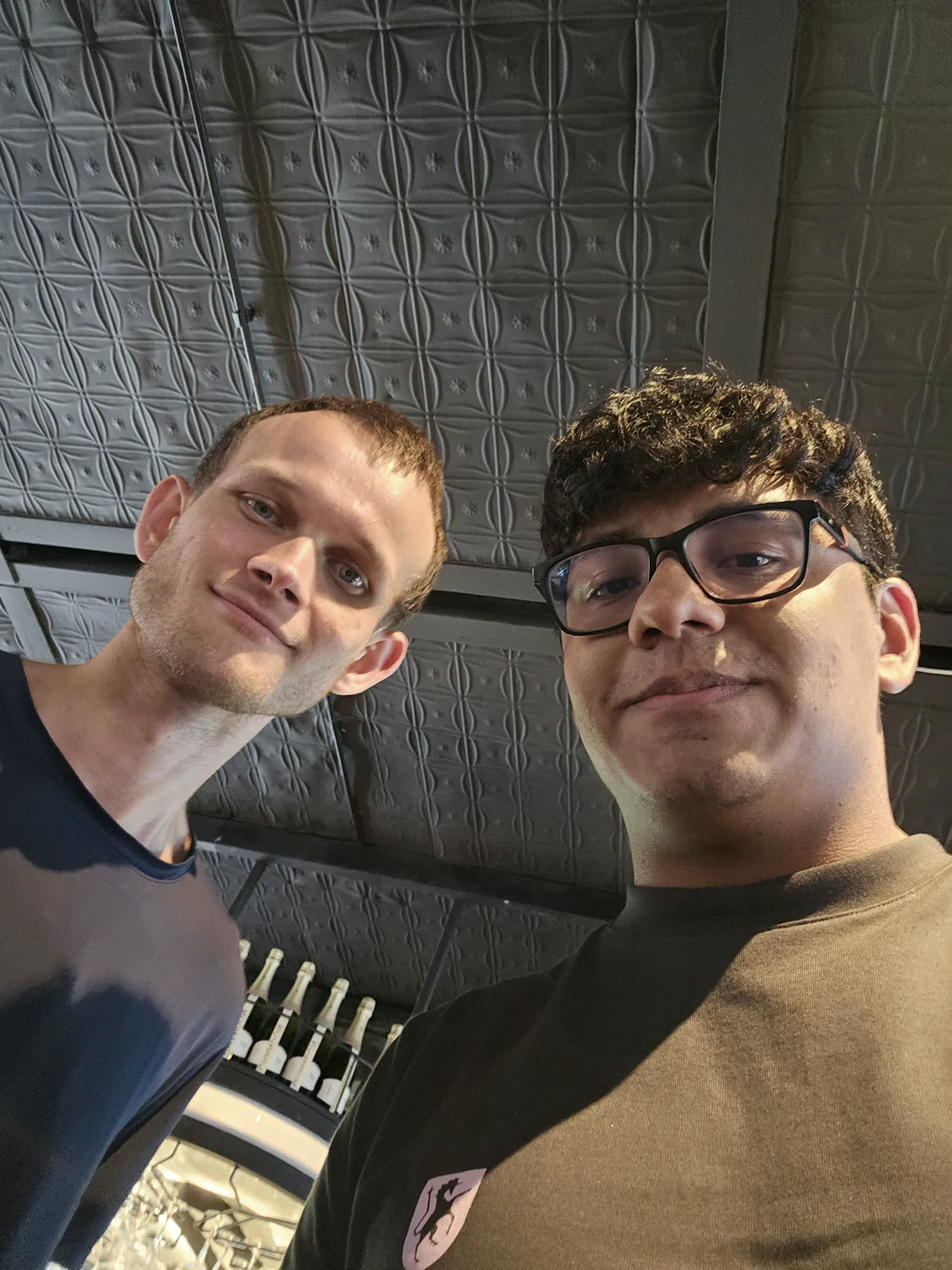 Daniel Cueto posando junto a Vitalik Buterin.