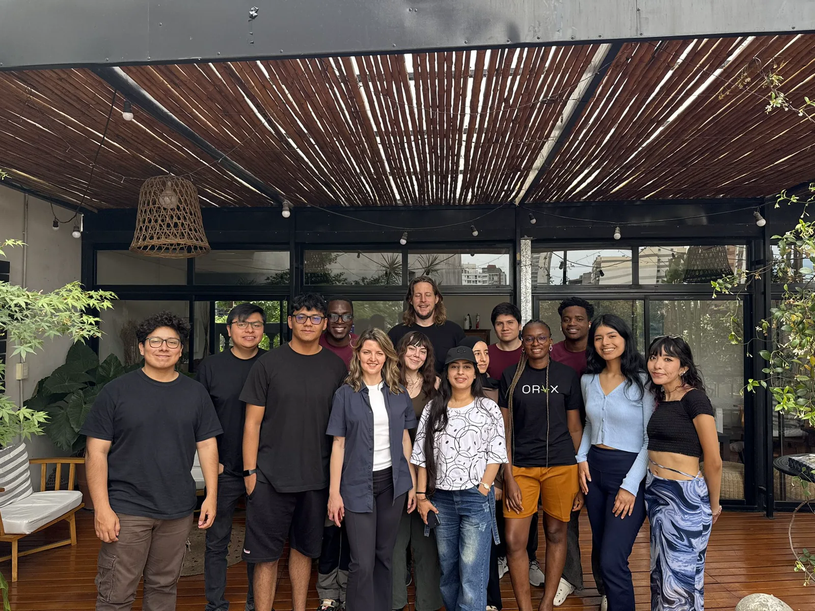 Foto grupal con parte de la hacker house de dev3pack en Buenos Aires.