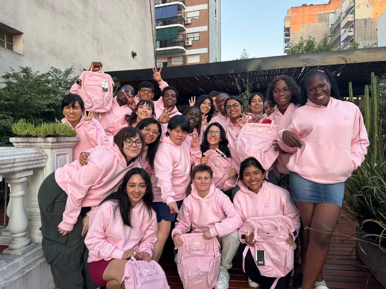 Grupo de participantes de dev3pack posando juntos durante una actividad social.