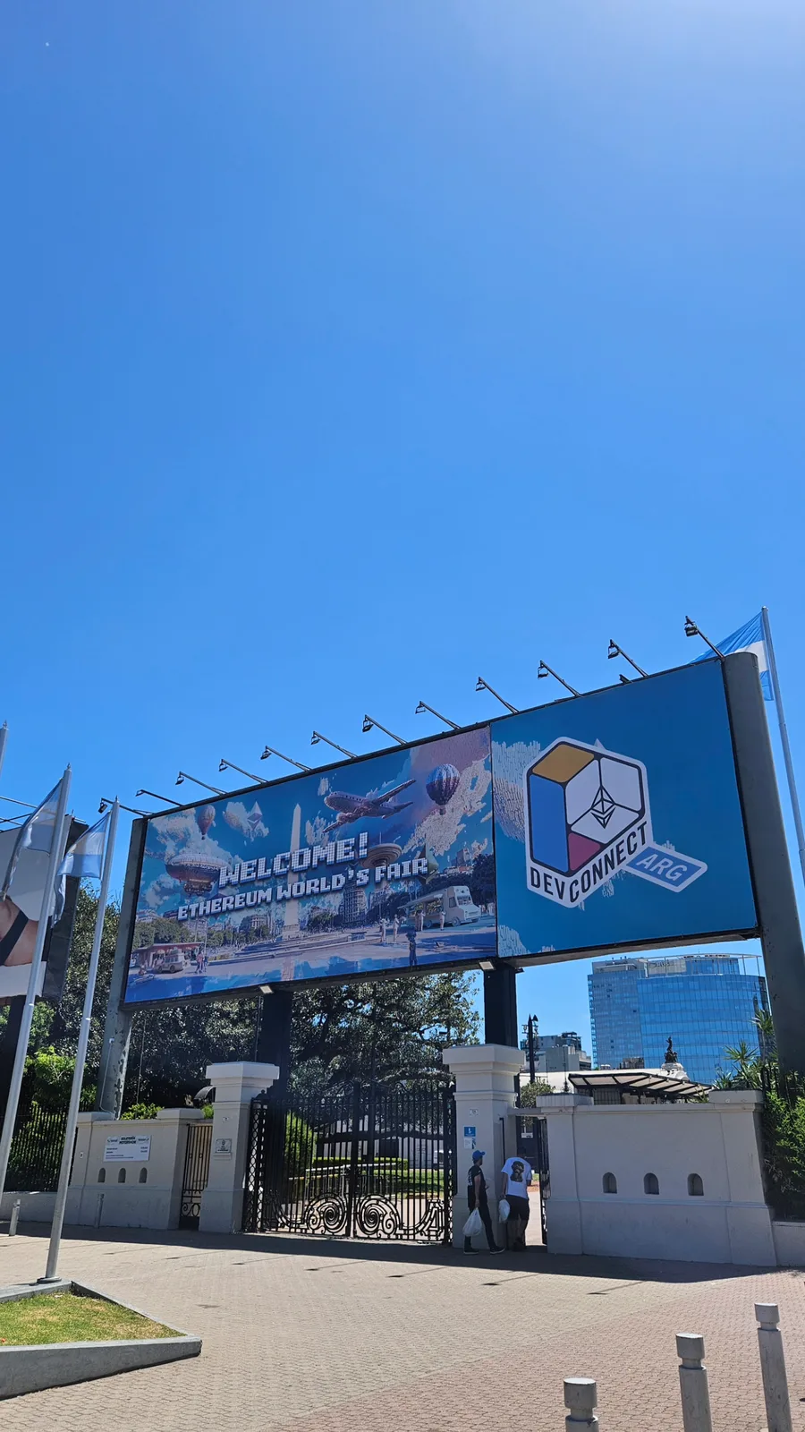 Entrada principal de Devconnect en Buenos Aires.