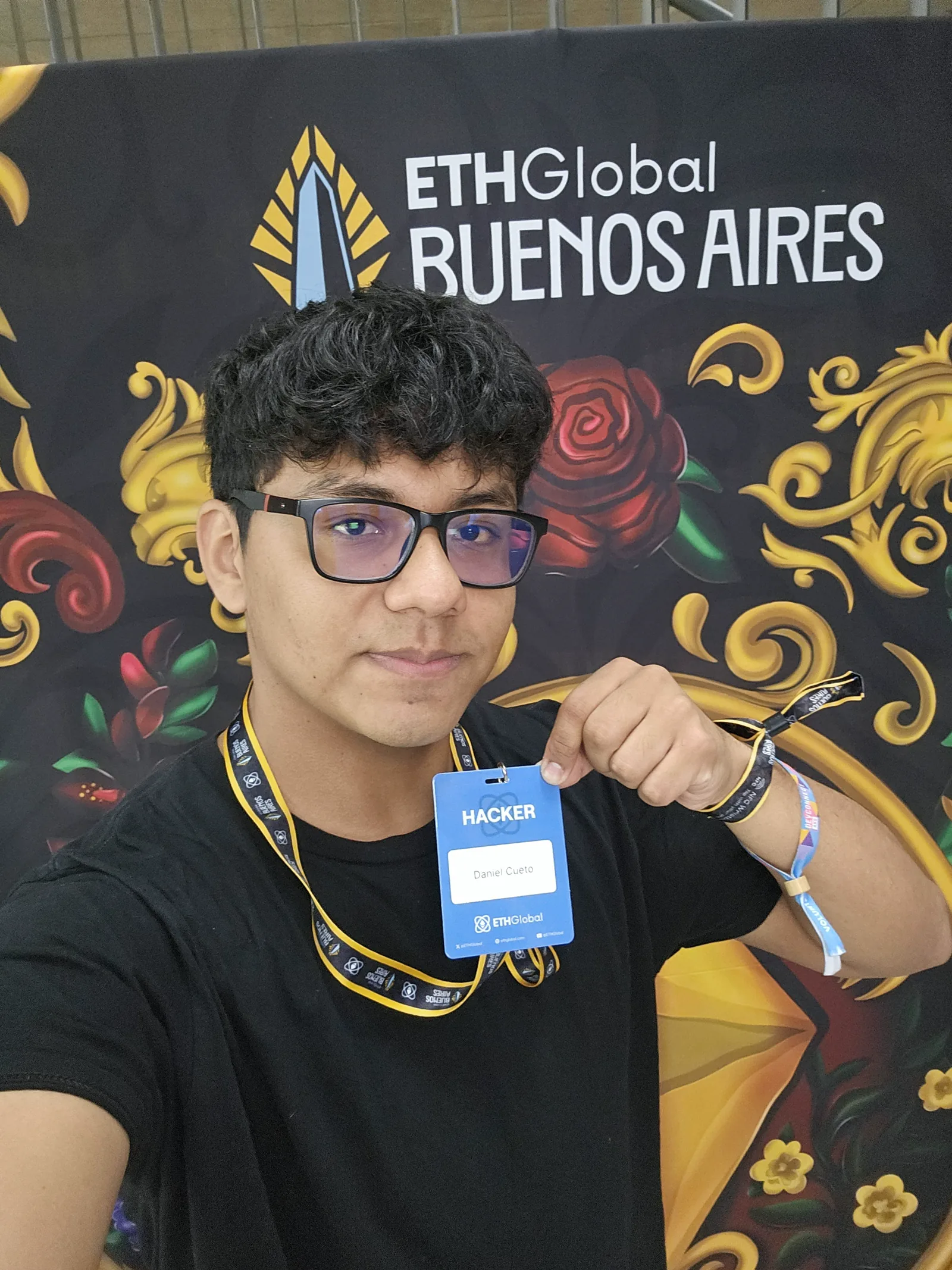 Daniel Cueto en ETHGlobal Buenos Aires con su credencial.
