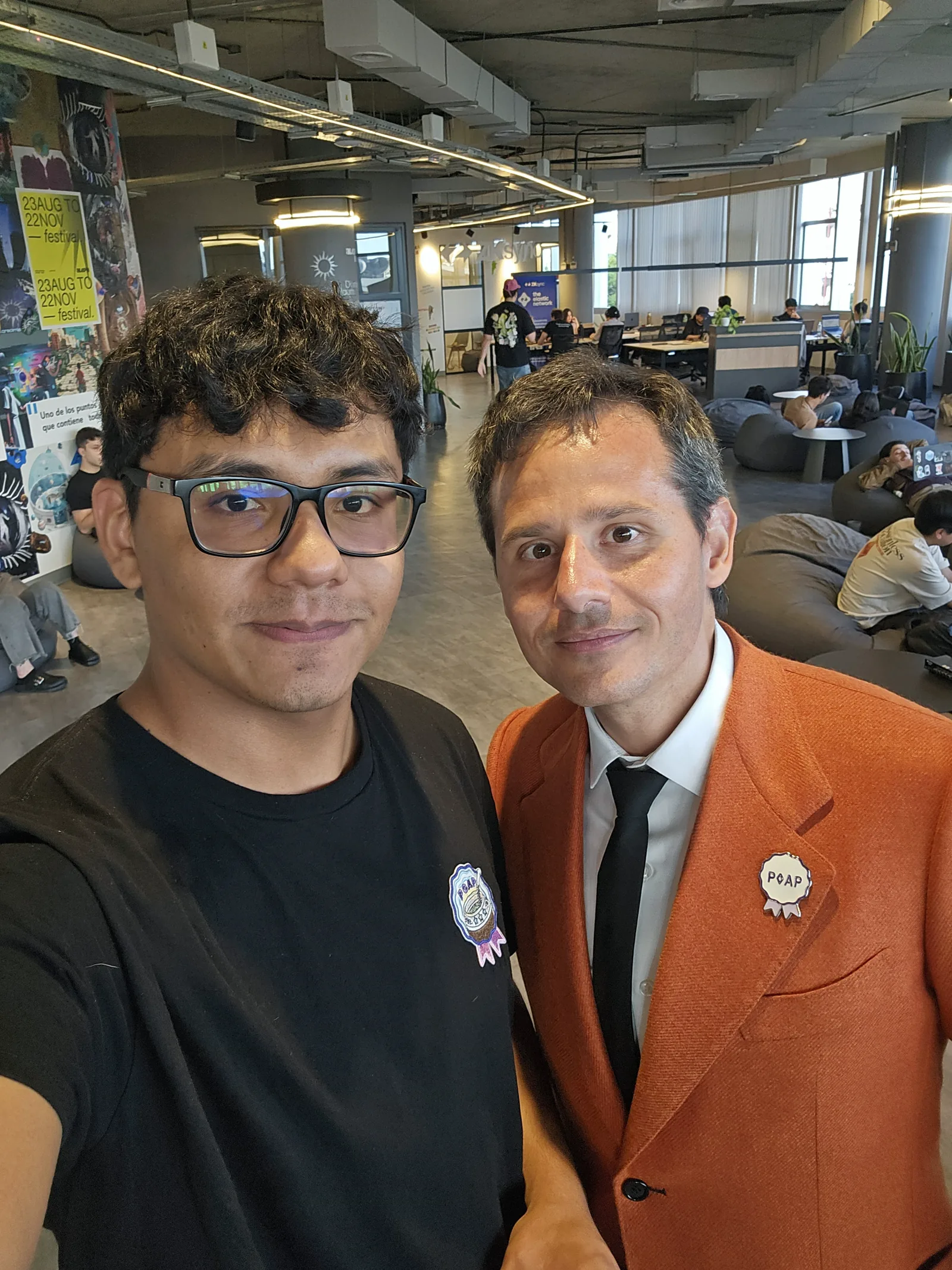 Daniel Cueto junto a una persona que conoció durante la experiencia.