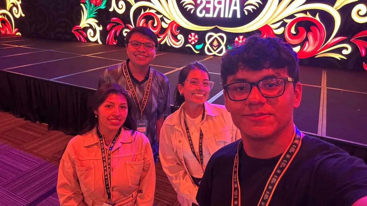 Selfie con amigos bolivianos durante ETHGlobal Buenos Aires.